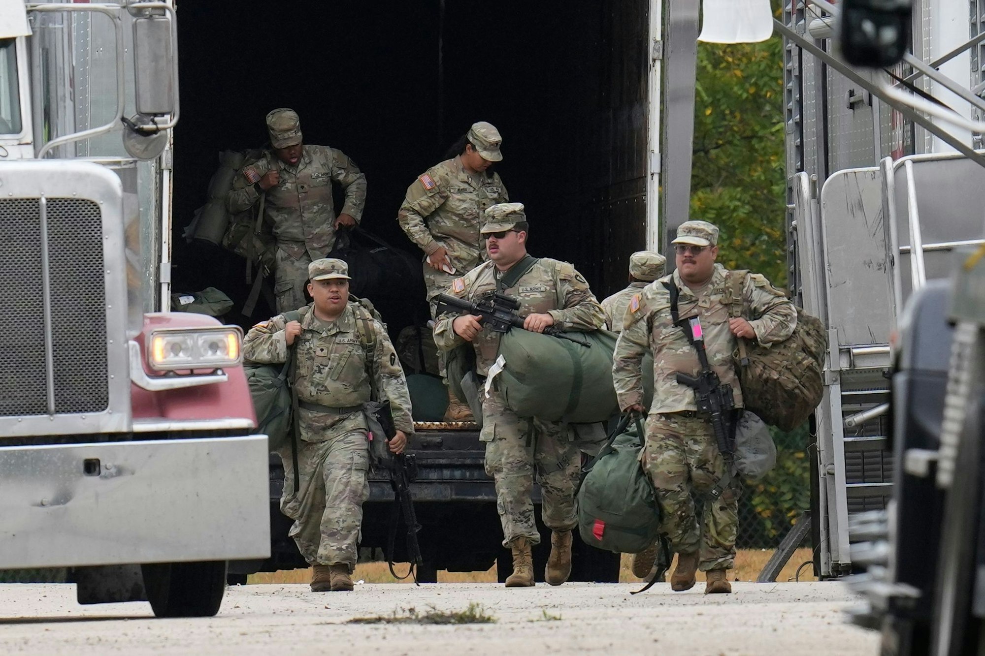 Mitglieder der Nationalgarde aus Texas sind in Illinois angekommen.