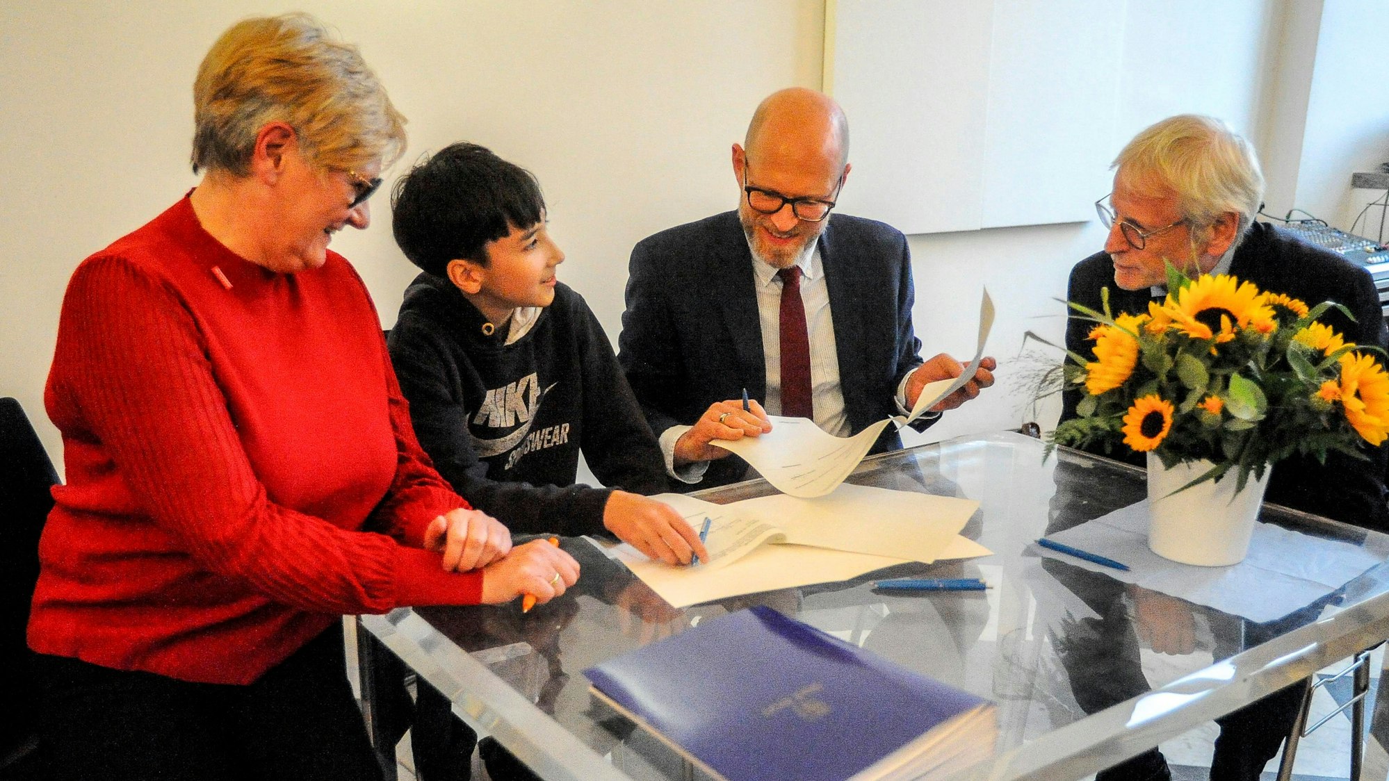 Zu sehen sind Adel Fazlic, Martina Engels-Bremer, Jens Mathias und Dieter Freytag bei der Vertragsunterzeichnung.