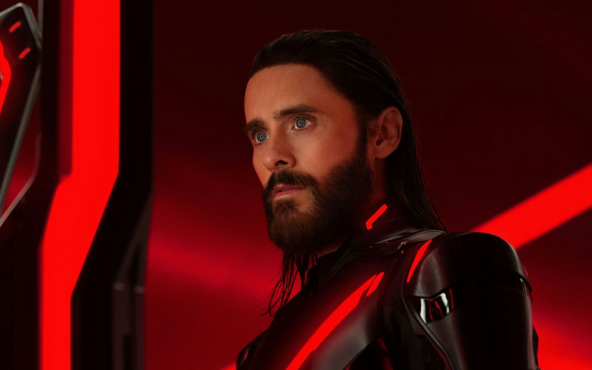 Jared Leto verkörpert in „Tron: Ares“ einen scheinbar unbesiegbaren KI-Soldaten. (Bild: 2025 Disney Enterprises)