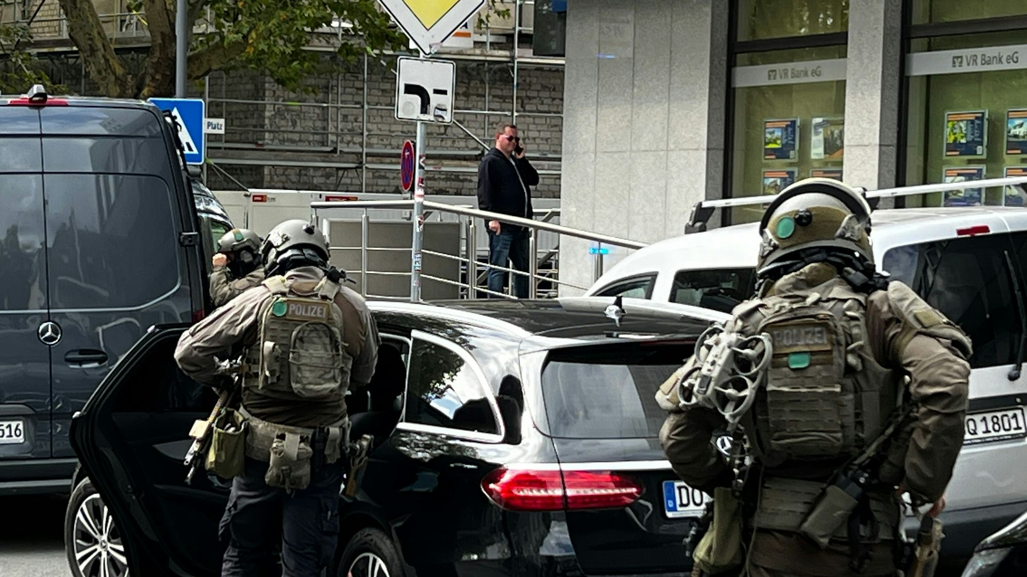 Das Bild zeigt SEK-Beamte während eines Einsatzes. (Symbolbild) Foto: Ralf Krieger