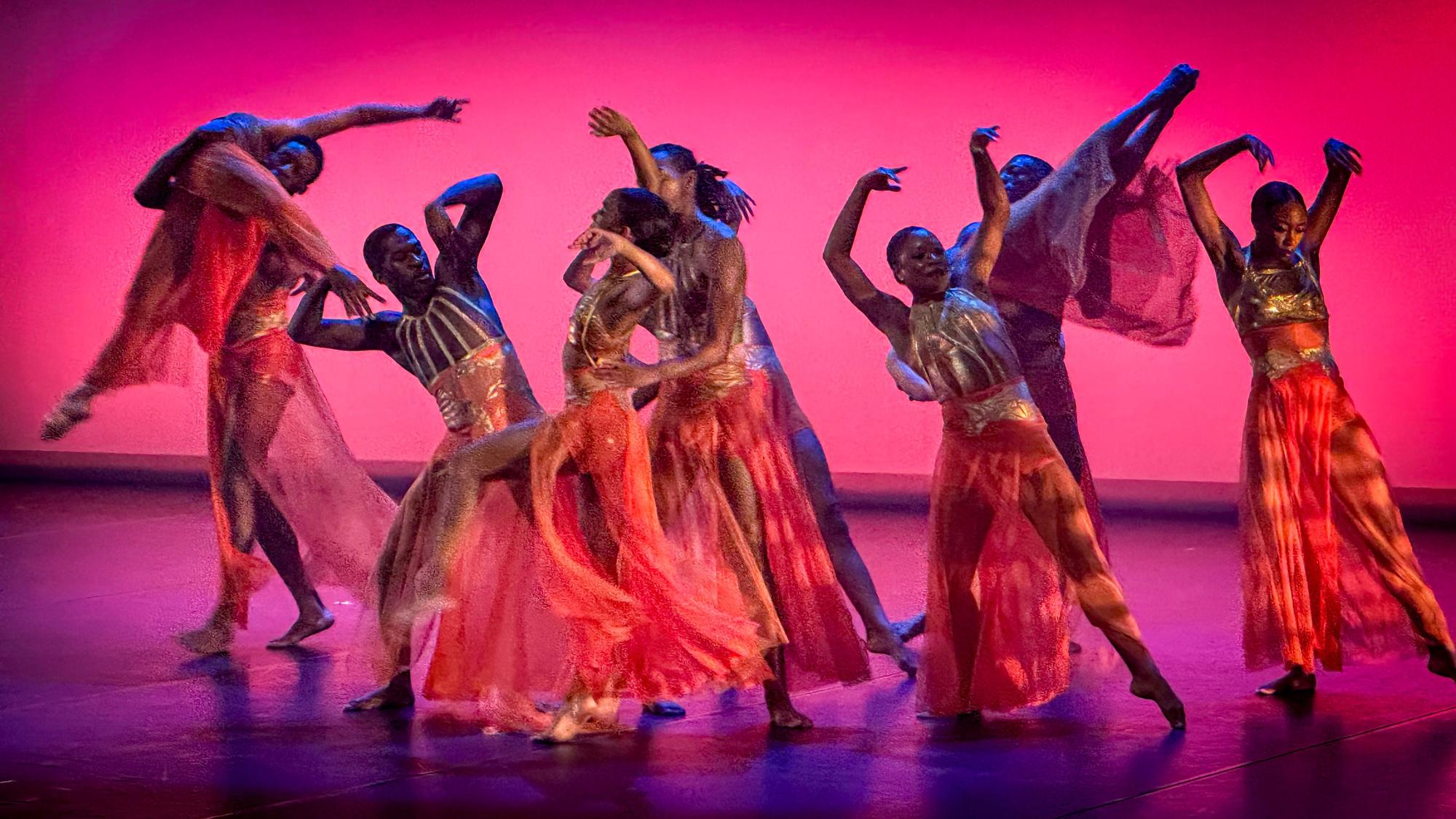 Die Philadelphia Dance Company tanzt im Forum durch die Geschichte Schwarzer amerikanischer Identität.
