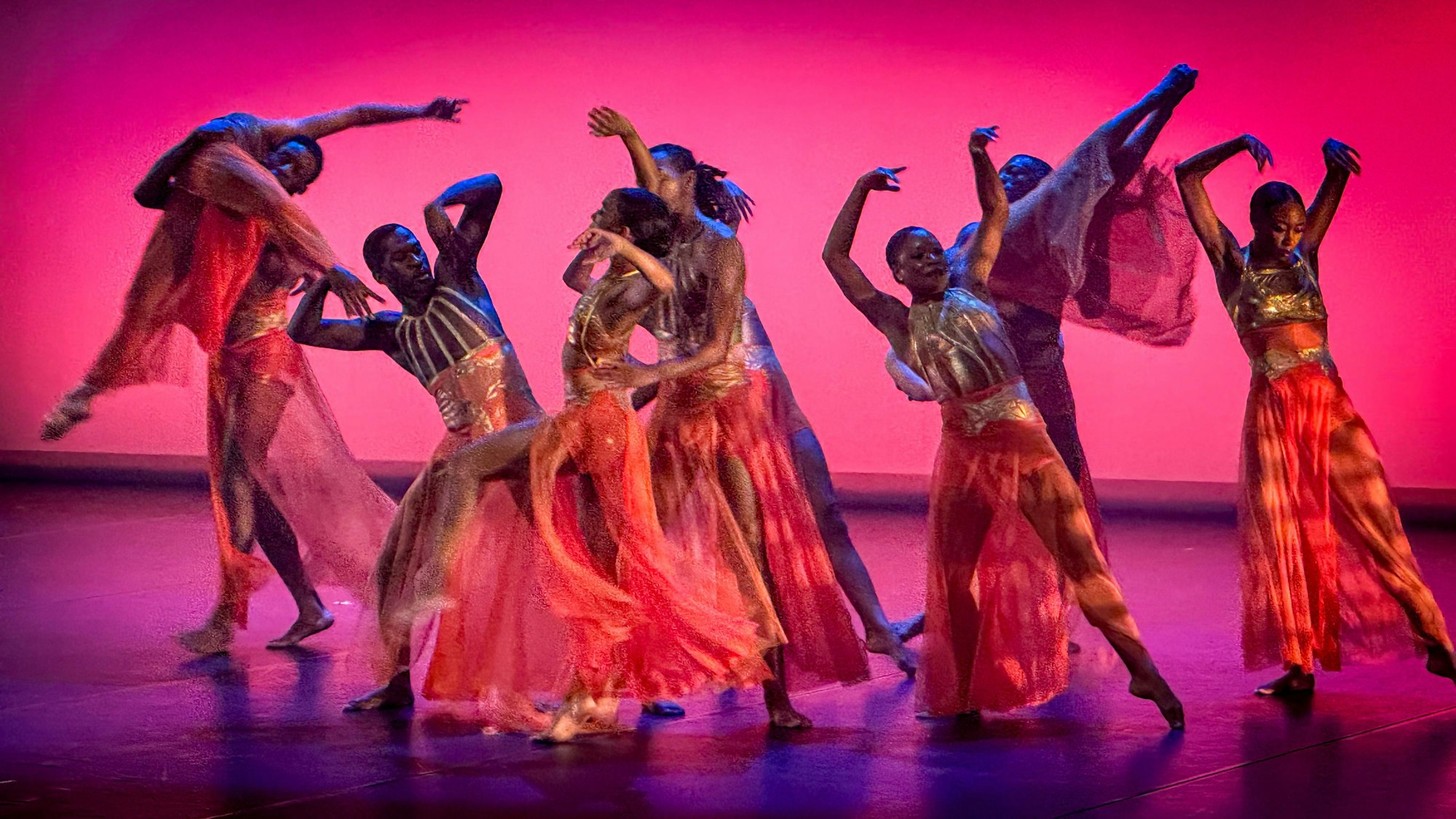 Die Philadelphia Dance Company tanzt im Forum durch die Geschichte Schwarzer amerikanischer Identität.