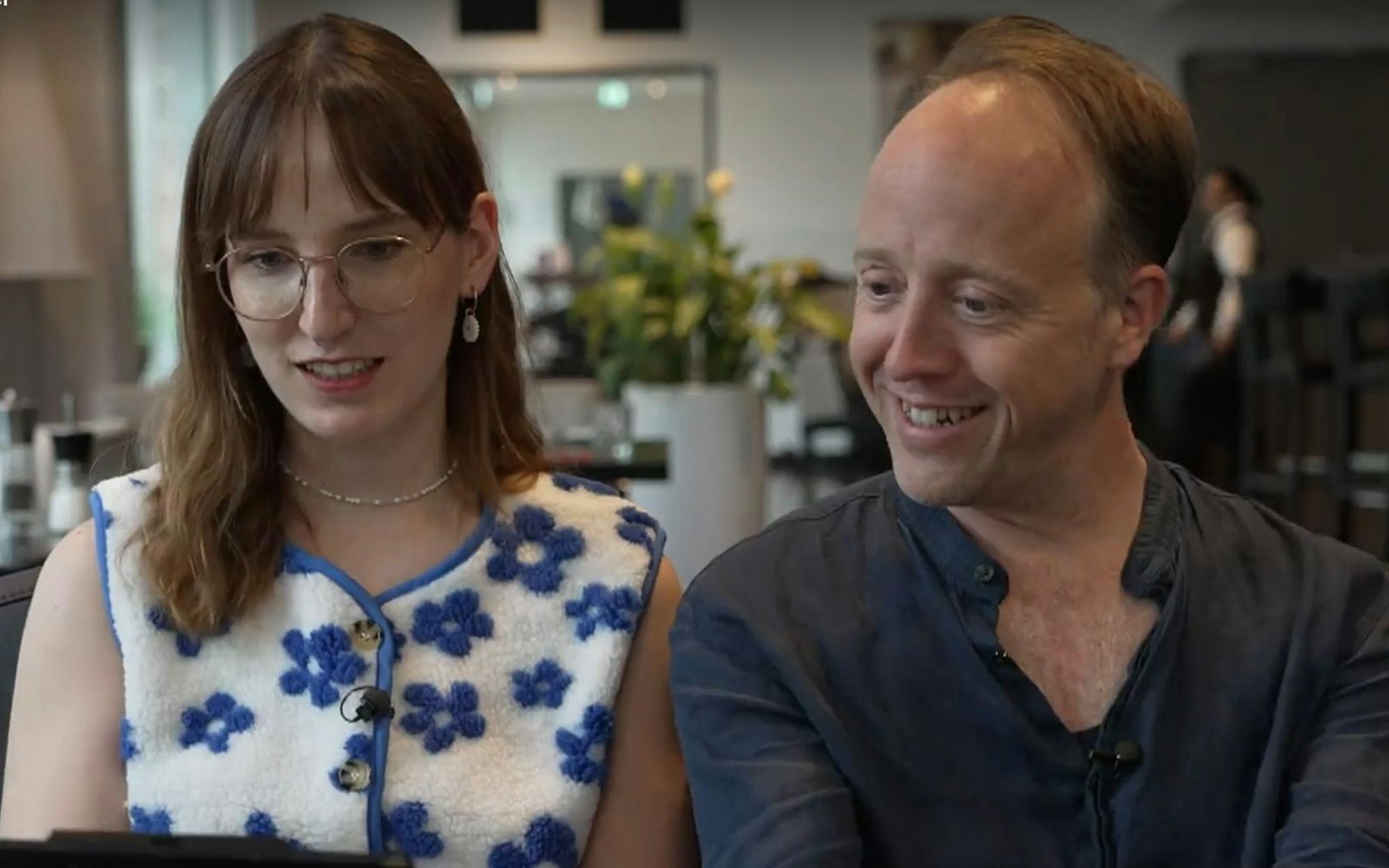 „Klingt aufregend“: Lina und Nico studieren Maries Speisekarte. (Bild: RTL)