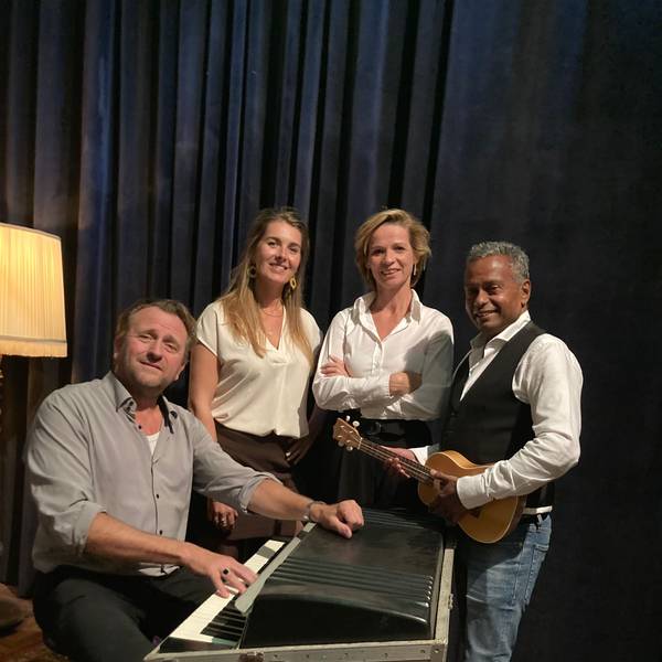 Eric Lensink, Anna Verschoor, Katja Smitt-Bondareva und Richard Kuntraj Henssen im Tonstudio in Hoorn.