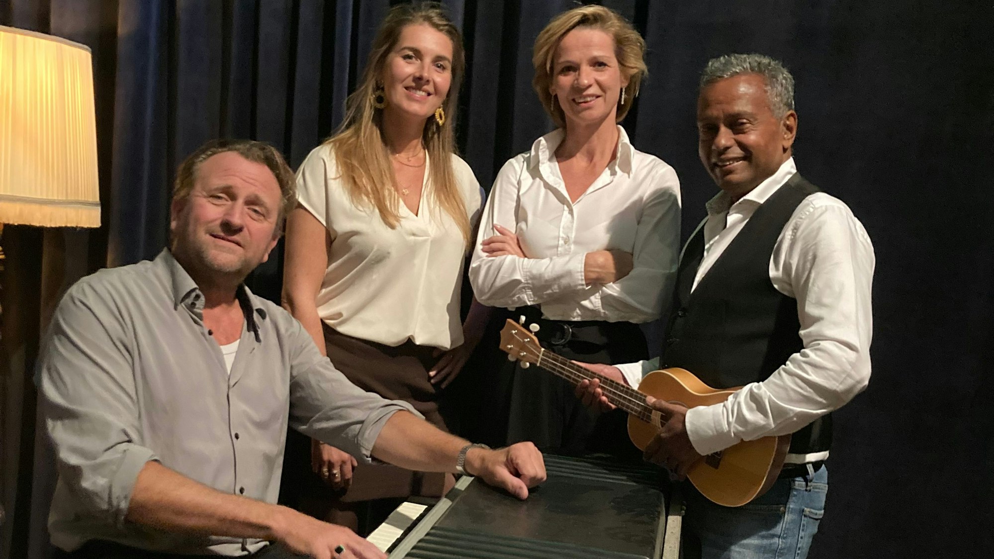 Eric Lensink, Anna Verschoor, Katja Smitt-Bondareva und Richard Kuntraj Henssen im Tonstudio in Hoorn.