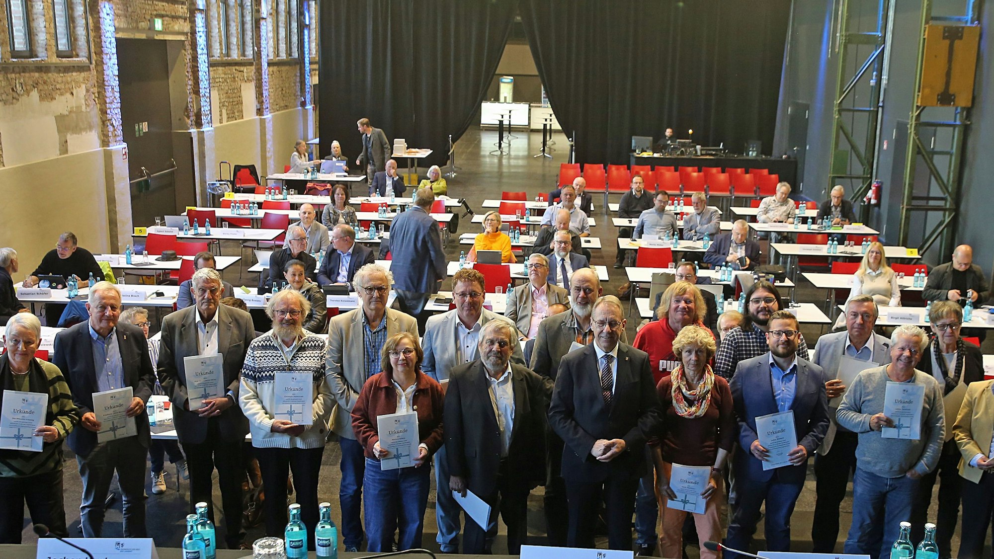 Das Gruppenfoto zeigt die jetzt ausscheidenden Mitglieder des Kreistags