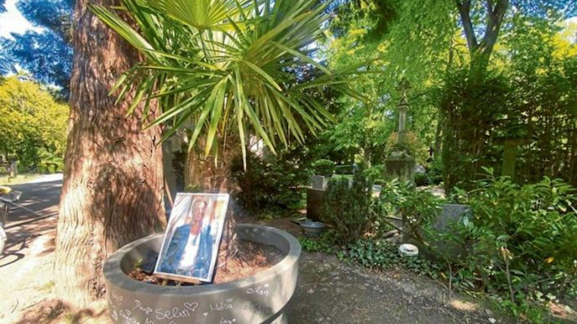 Das Grab des ermordeten „California Sun“-Gründers Phil Giesen auf Melaten