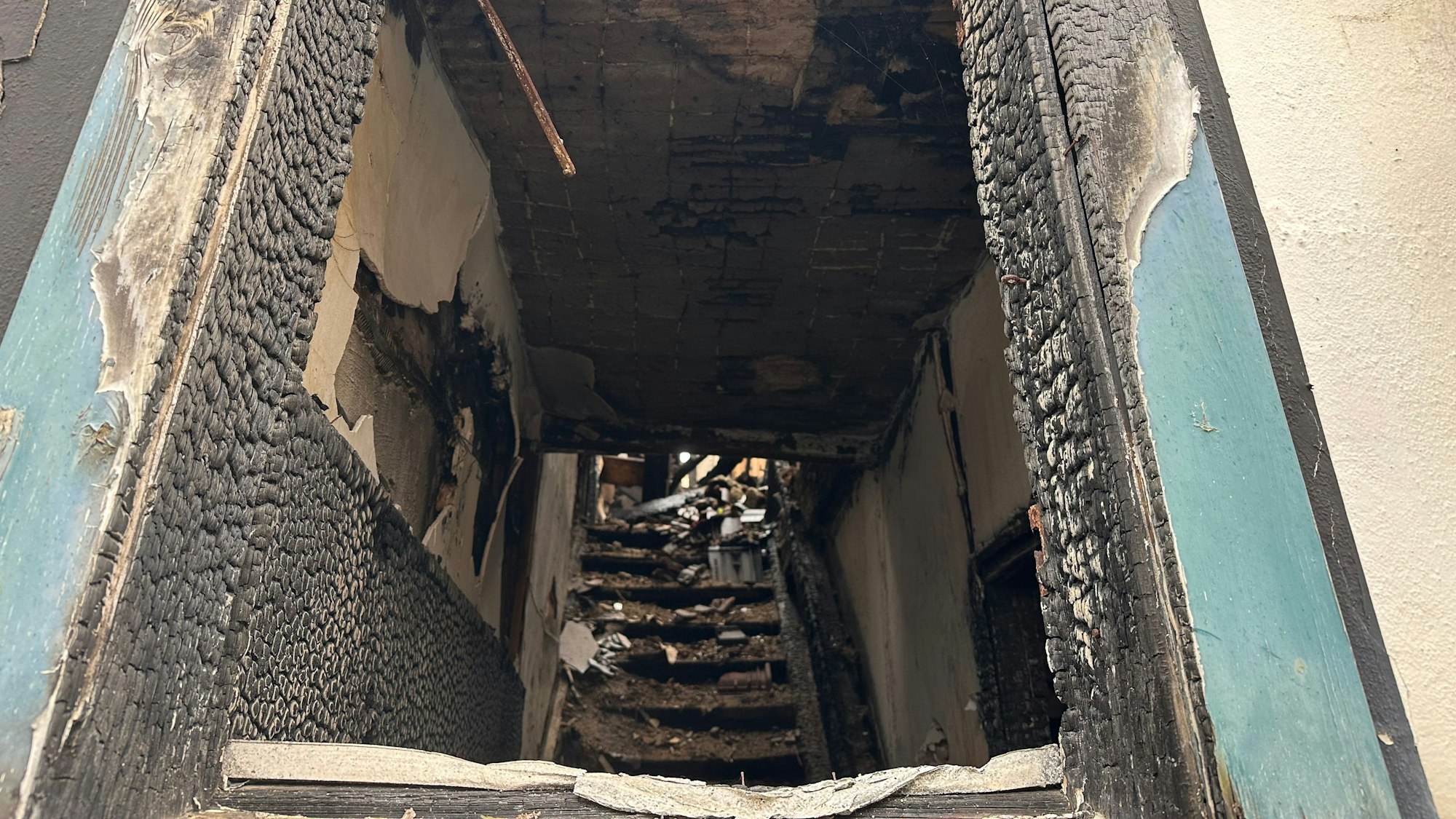 Wind und Wetter haben ganze Arbeit in der Brandruine der Pizzeria La Mamma Mia an der Siegstraße in Menden geleistet.