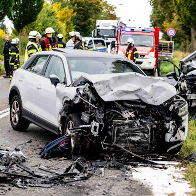 Das Bild zeigt die zwei stark beschädigten Autos an der Unfallstelle.