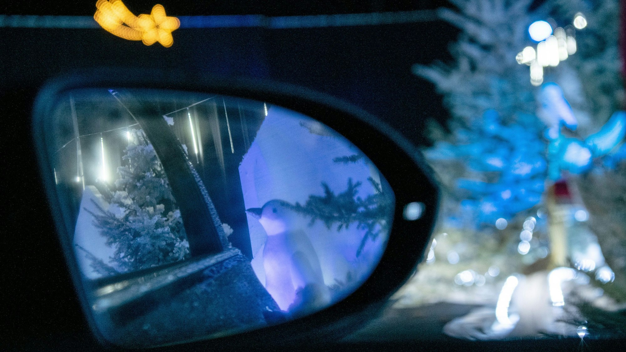 In einem Seitenspiegel im Wunderland Kalkar sieht man eine Pinguinfigur, die Teil des Winter Wunderland Drive-Ins während der Corona-Zeit war. (Archivbild)