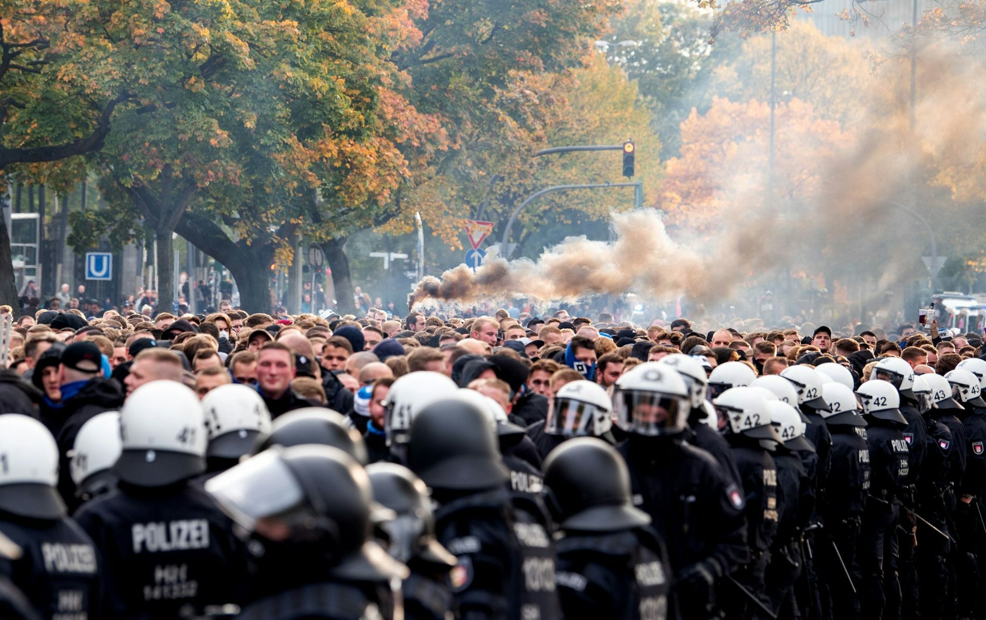Aufeinandertreffen von Polizei und Fans bei einem Fußballspiel (Archivbild)