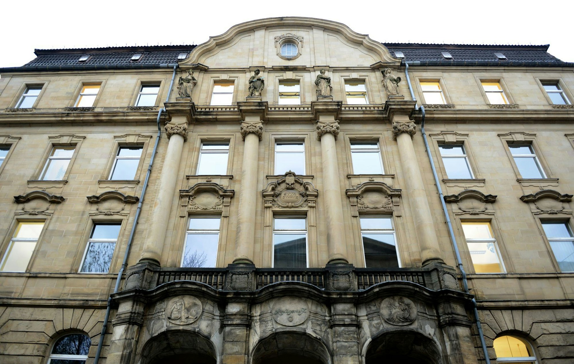 Ein ehemaliger Bauunternehmer ist am Wuppertaler Amtsgericht wegen illegaler Giftmüll-Verklappung zu Gefängnishaft verurteilt worden. (Archivbild)