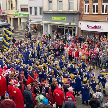 Zu sehen ist der Rathausvorplatz in Brühl, auf dem sich viele Karnevalisten versammelt haben.