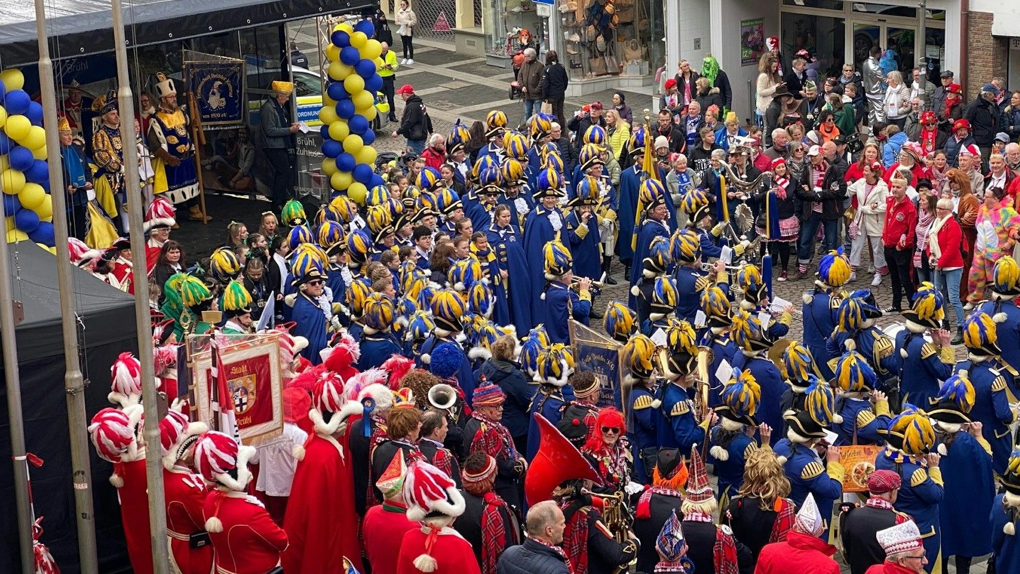 Zu sehen ist der Rathausvorplatz in Brühl, auf dem sich viele Karnevalisten versammelt haben.