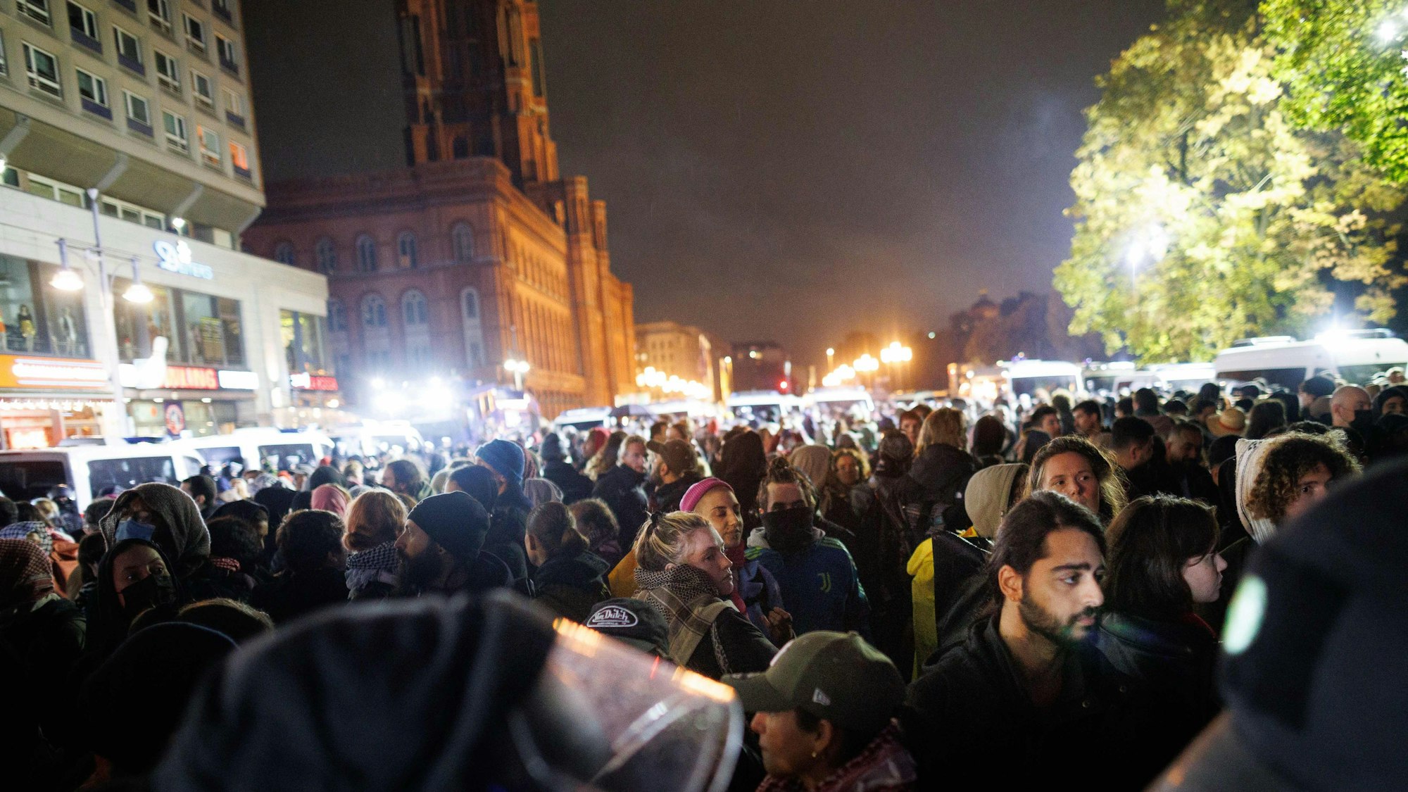 07.10.2025, Berlin: Demonstranten stehen eingekesselt von der Polizei nach einer Kundgebung gegen Israel vor dem Roten Rathaus. Am 7. Oktober 2023 griffen Kämpfer der radikalislamischen Hamas Israel an, töteten zahlreiche Menschen und verschleppten Geiseln in den Gazastreifen. Foto: Carsten Koall/dpa +++ dpa-Bildfunk +++