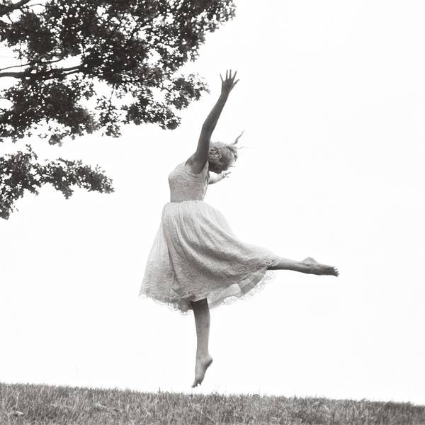 Marilyn Monroe tanzt barfuß auf einem Feld.