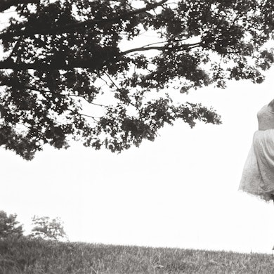 Marilyn Monroe tanzt barfuß auf einem Feld.