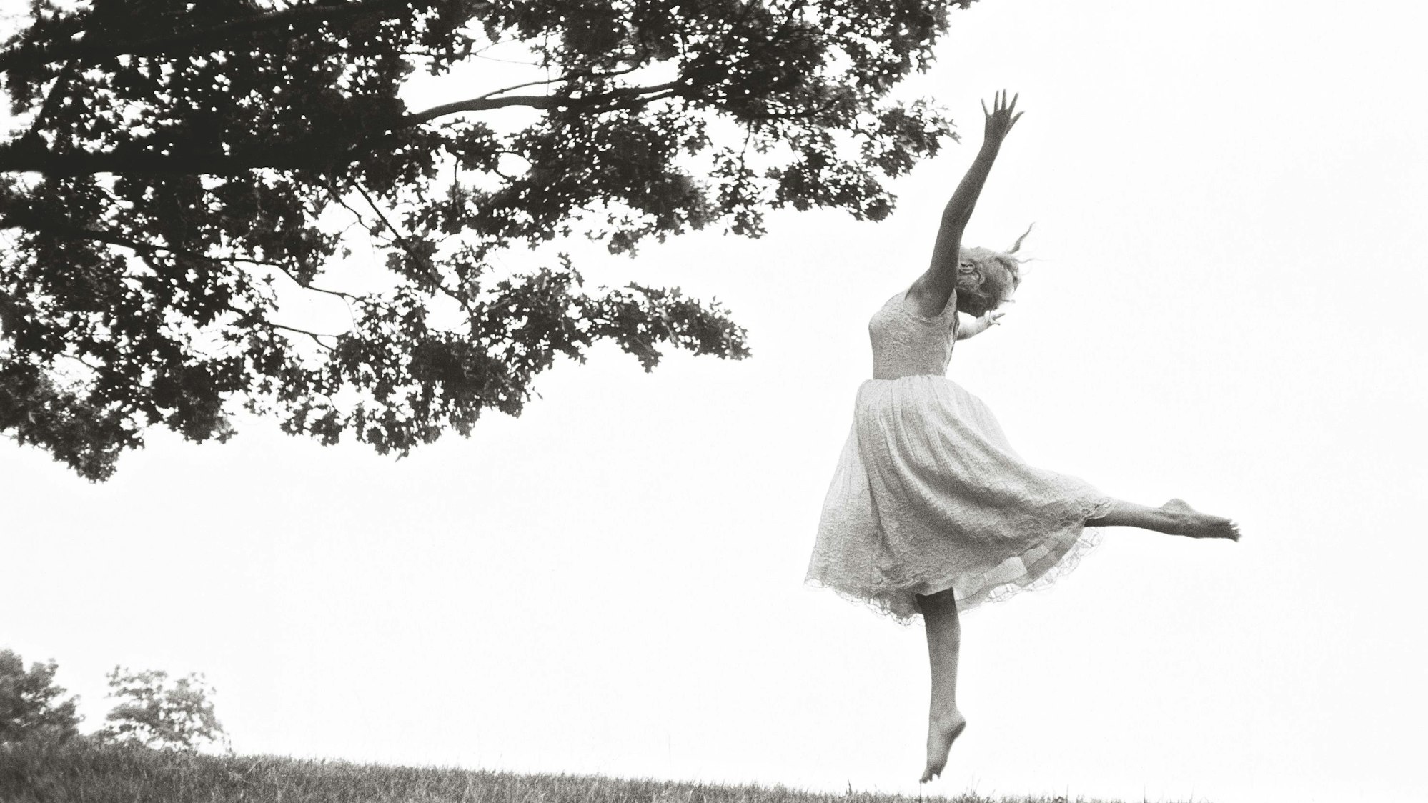 Marilyn Monroe tanzt barfuß auf einem Feld.