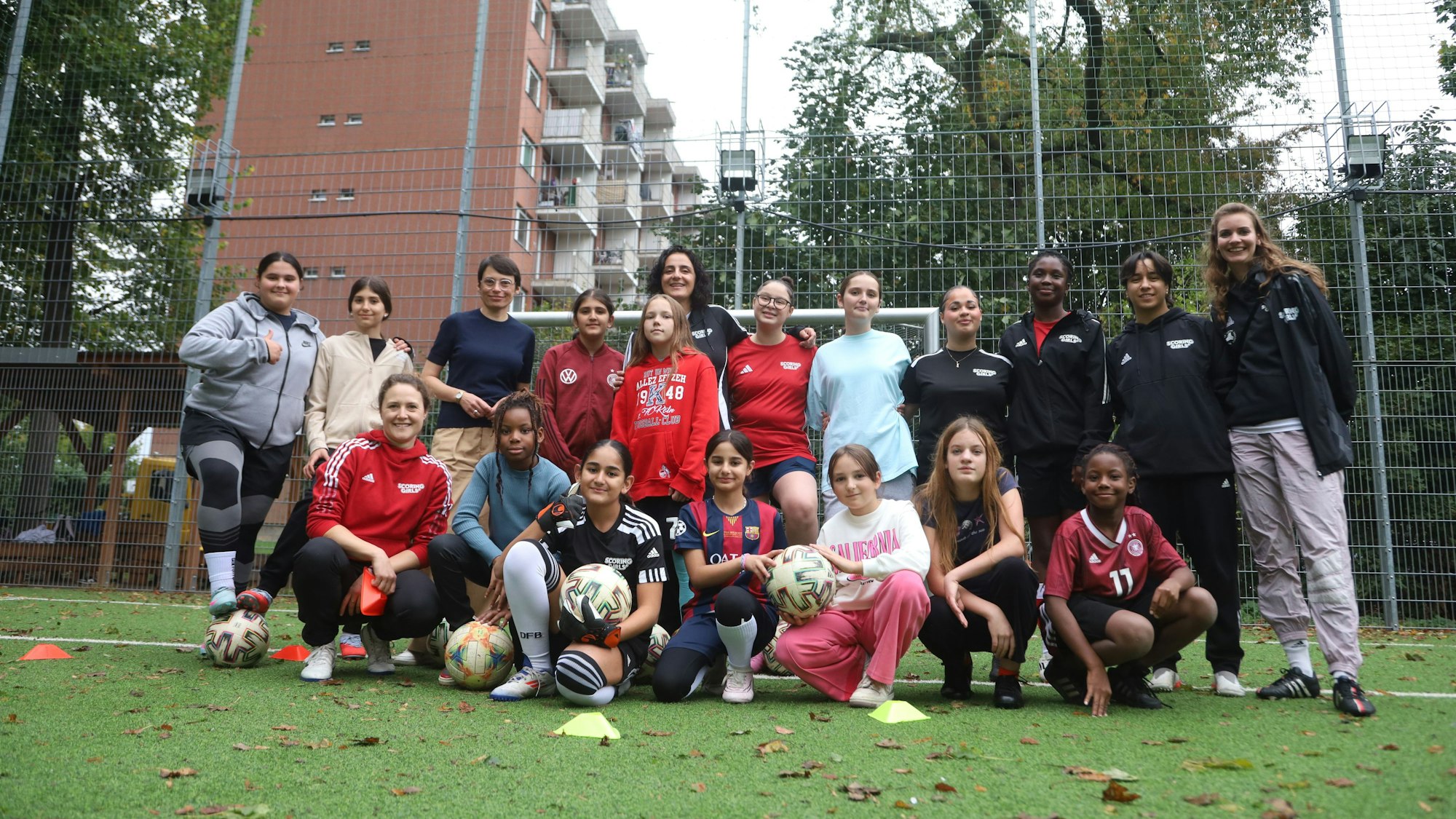 Gruppenbild mit Ministerin. Die „Scoring Girls “beim Training in Köln-Gremberghoven.