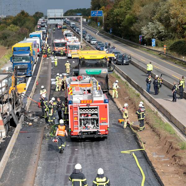 Einsatzkräfte der Feuerwehr und der Polizei sind an der Unfallstelle, nachdem zwischen der Anschlussstelle Wahn und Lind auf der A59 mehrere Fahrzeuge kollidiert sind. Ein Pkw ist laut Polizei in Flammen aufgegangen. Nach ersten Erkenntnissen ist der Pkw auf ein Wohnmobil aufgefahren, im Anschluss soll ein Lkw in die Unfallstelle gefahren sein. Foto: Thomas Banneyer/dpa
