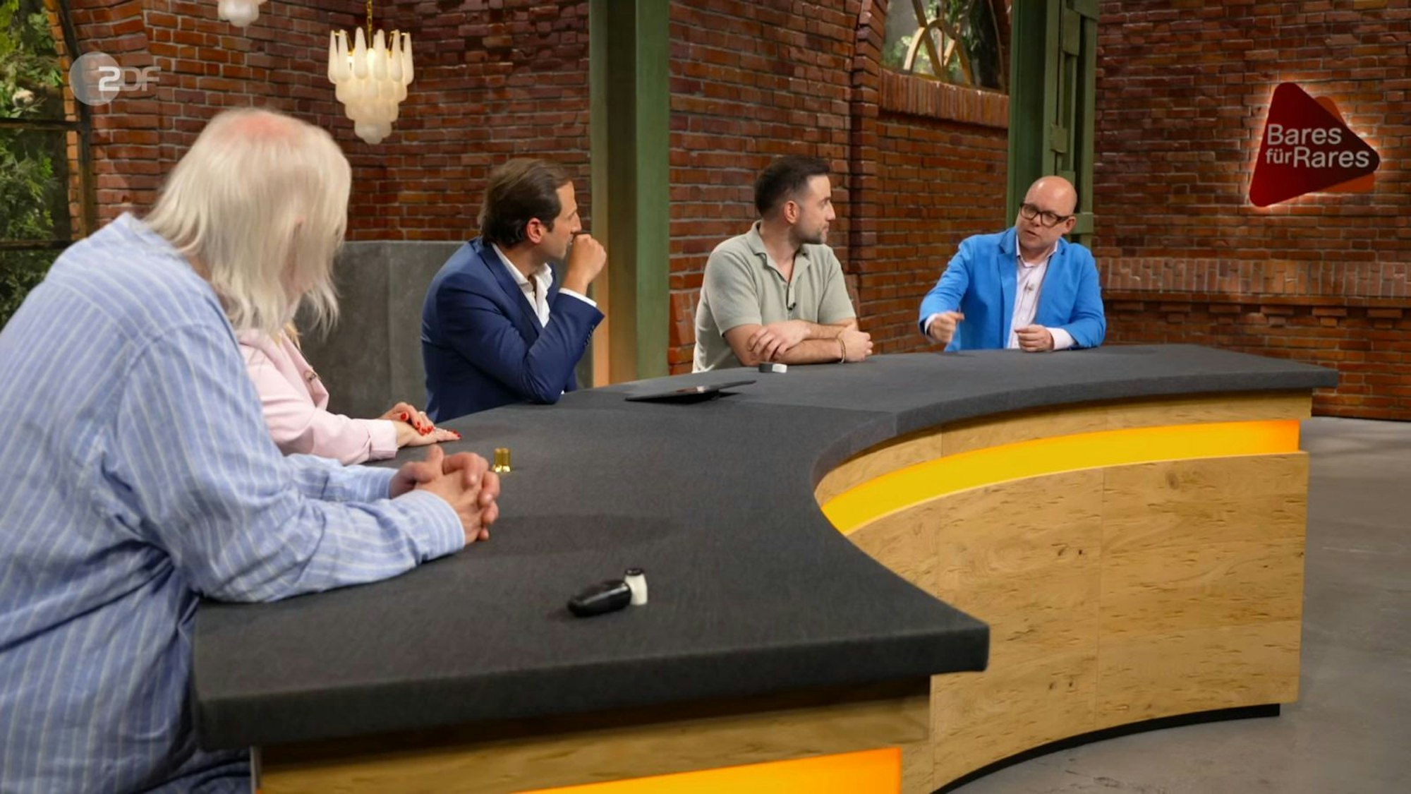 Steve Mandel (links) zahlte am Ende 200 Euro für die Brandy-Flasche. (Bild: ZDF)