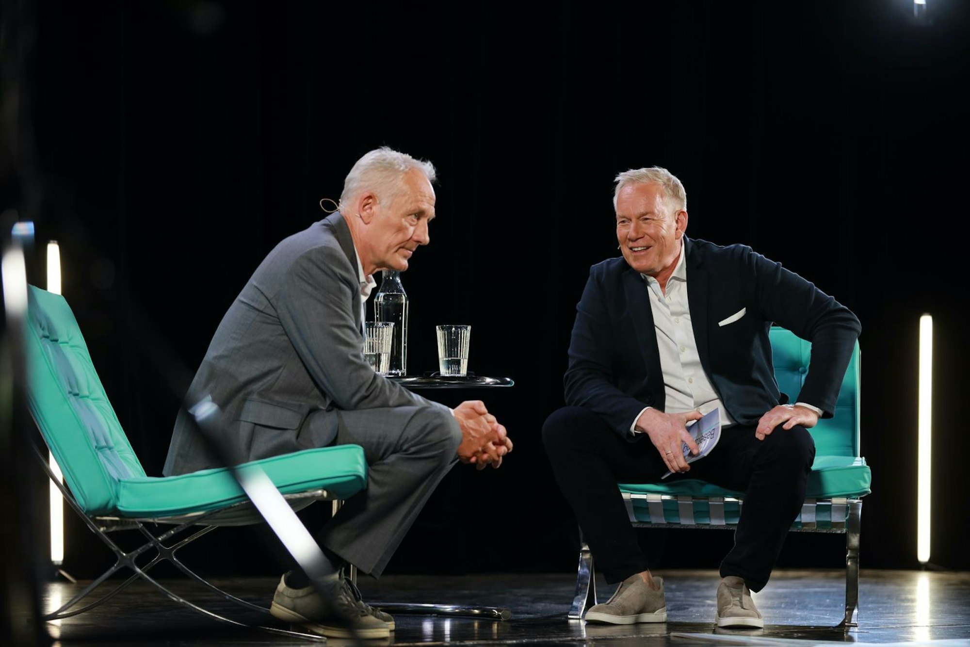 Johannes B. Kerner (rechts) empfing Ex-Trainer Christian Streich zum Gespräch. (Bild: MagentaTV / Marco J. Drews)