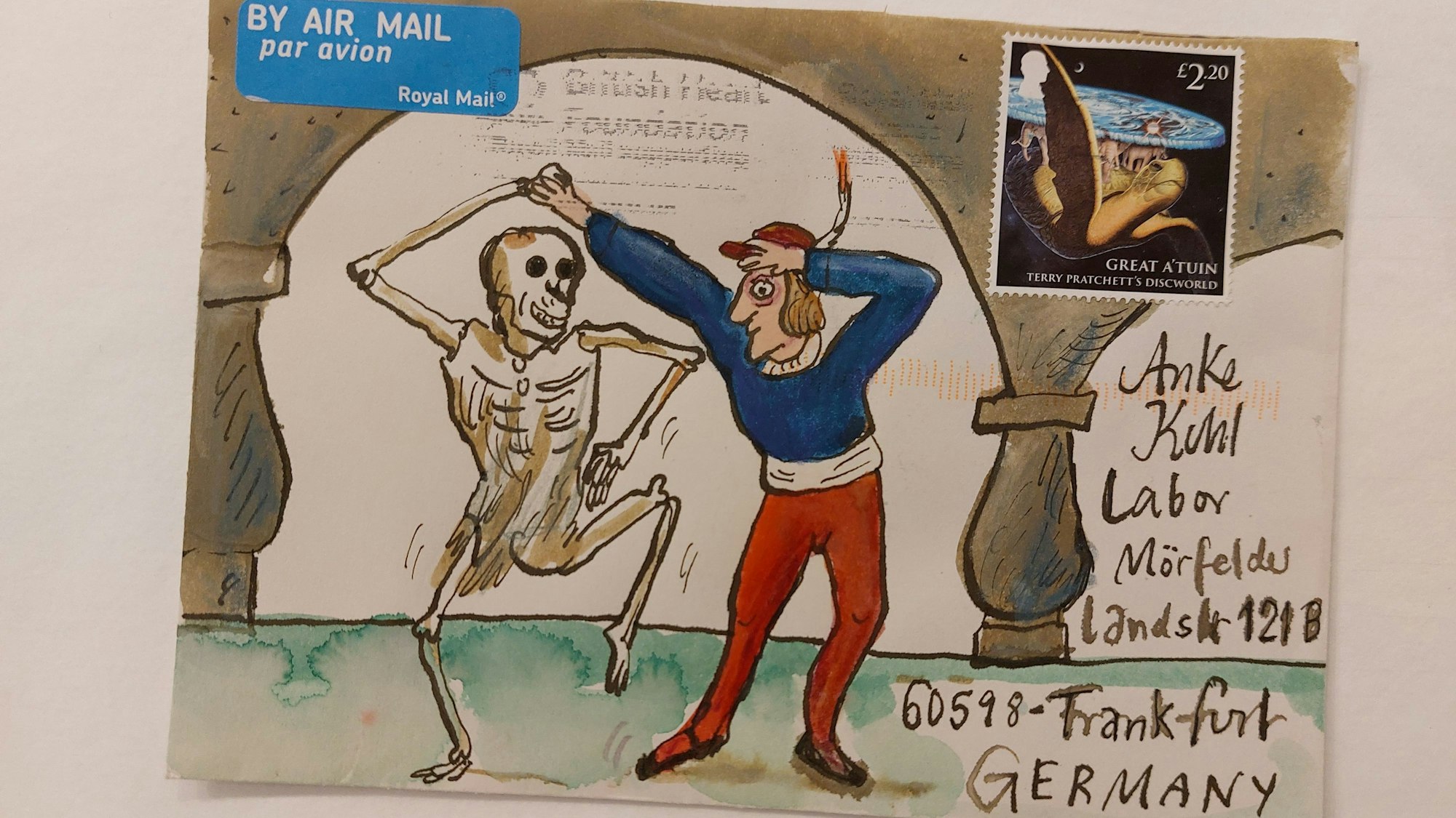 Ein Mensch und ein Skelett tanzen miteinander.