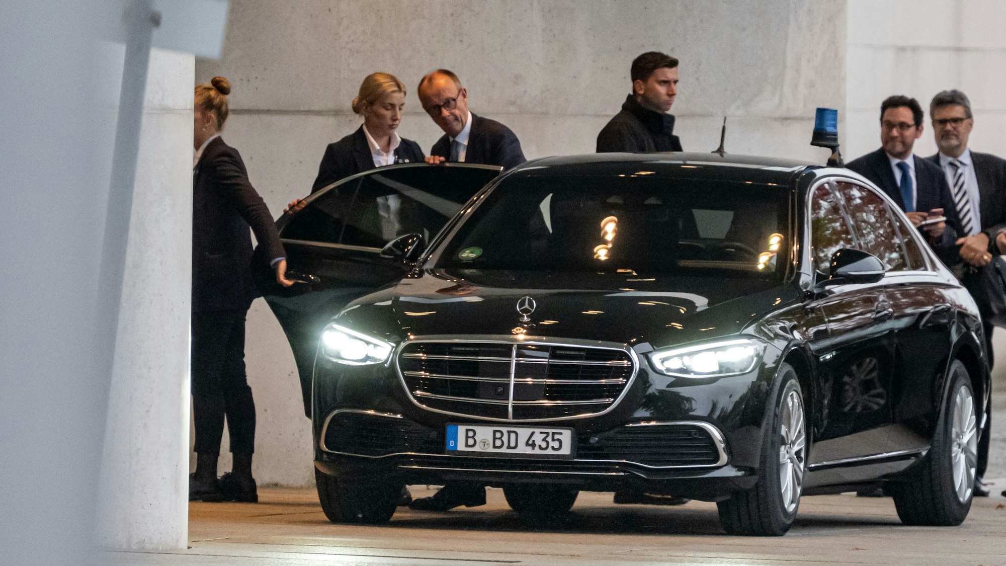 Das Bild zeigt Bundeskanzler Friedrich Merz (CDU) vor dem Koalitionsausschuss vor dem Bundeskanzleramt. Foto: Fabian Sommer/dpa