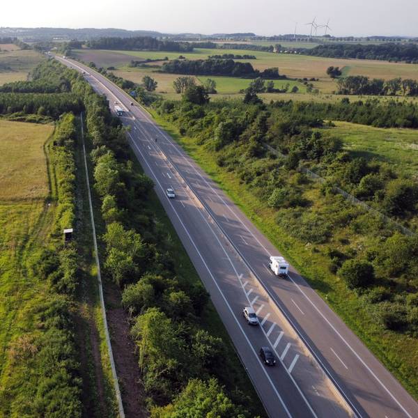 Das Luftbild (Drohnenaufnahme) zeigt die A1 beim Ausbauende an der Anschlussstelle Blankenheim bei Tondorf.
