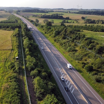 Das Luftbild (Drohnenaufnahme) zeigt die A1 beim Ausbauende an der Anschlussstelle Blankenheim bei Tondorf.