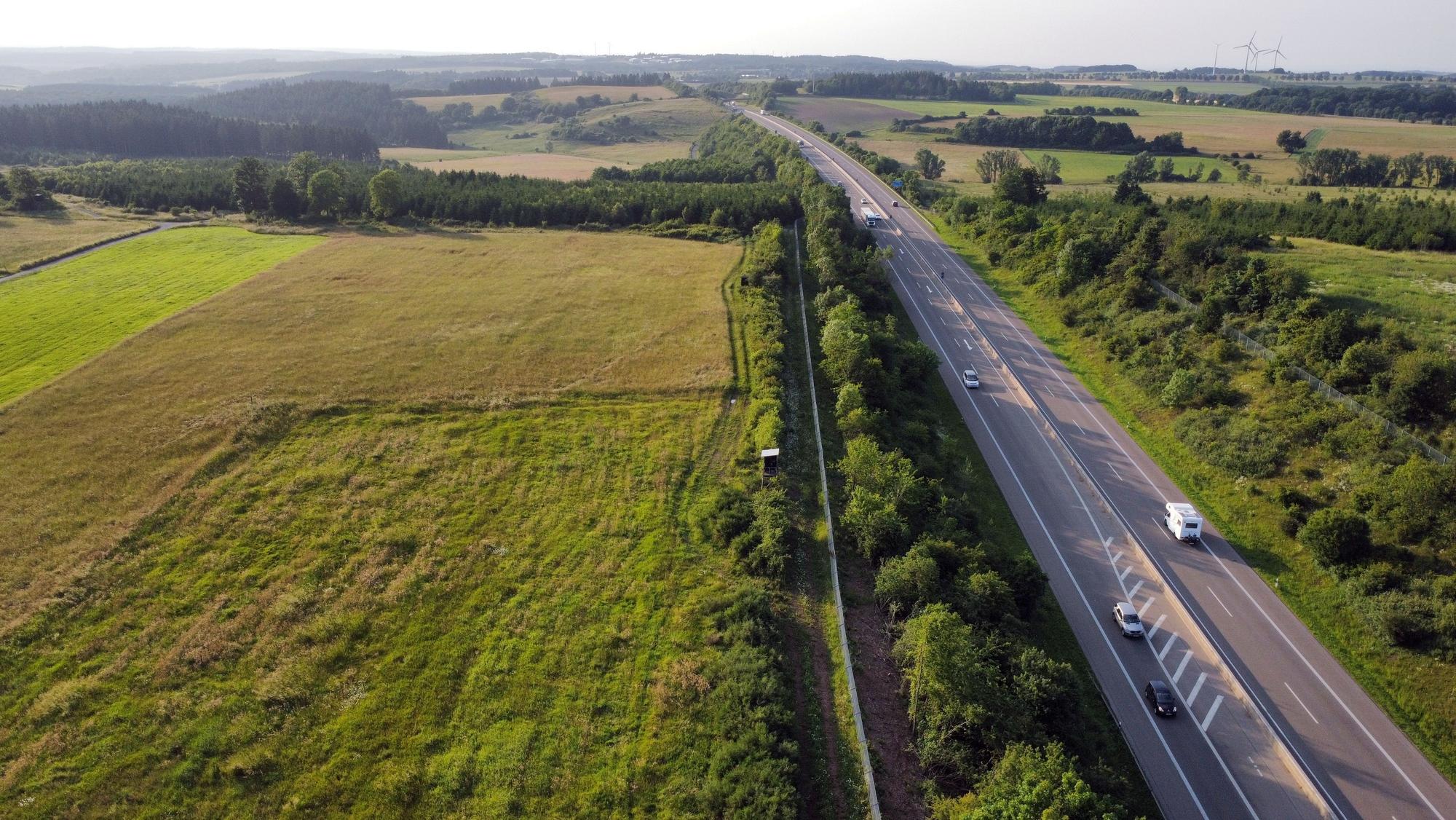 Das Luftbild (Drohnenaufnahme) zeigt die A1 beim Ausbauende an der Anschlussstelle Blankenheim bei Tondorf.