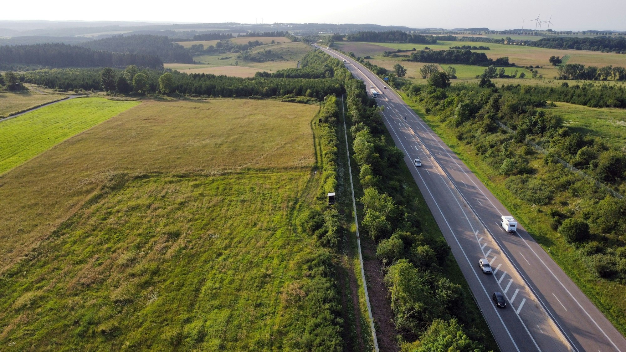 Das Luftbild (Drohnenaufnahme) zeigt die A1 beim Ausbauende an der Anschlussstelle Blankenheim bei Tondorf.