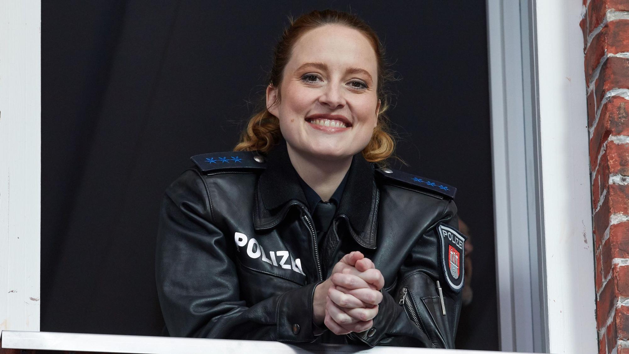Wanda Perdelwitz lächelt in einer Filmkulisse.