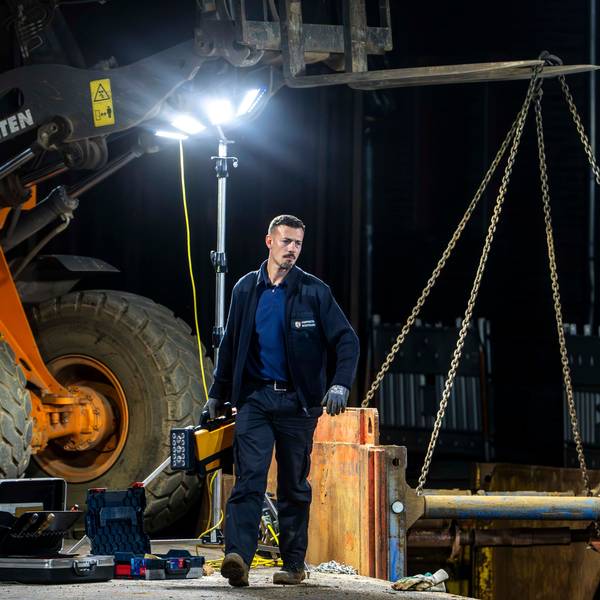 Ein Mitarbeiter des Kampfmittelbeseitigungsdienstes betrachtet die Fundstelle der Weltkriegsbombe.