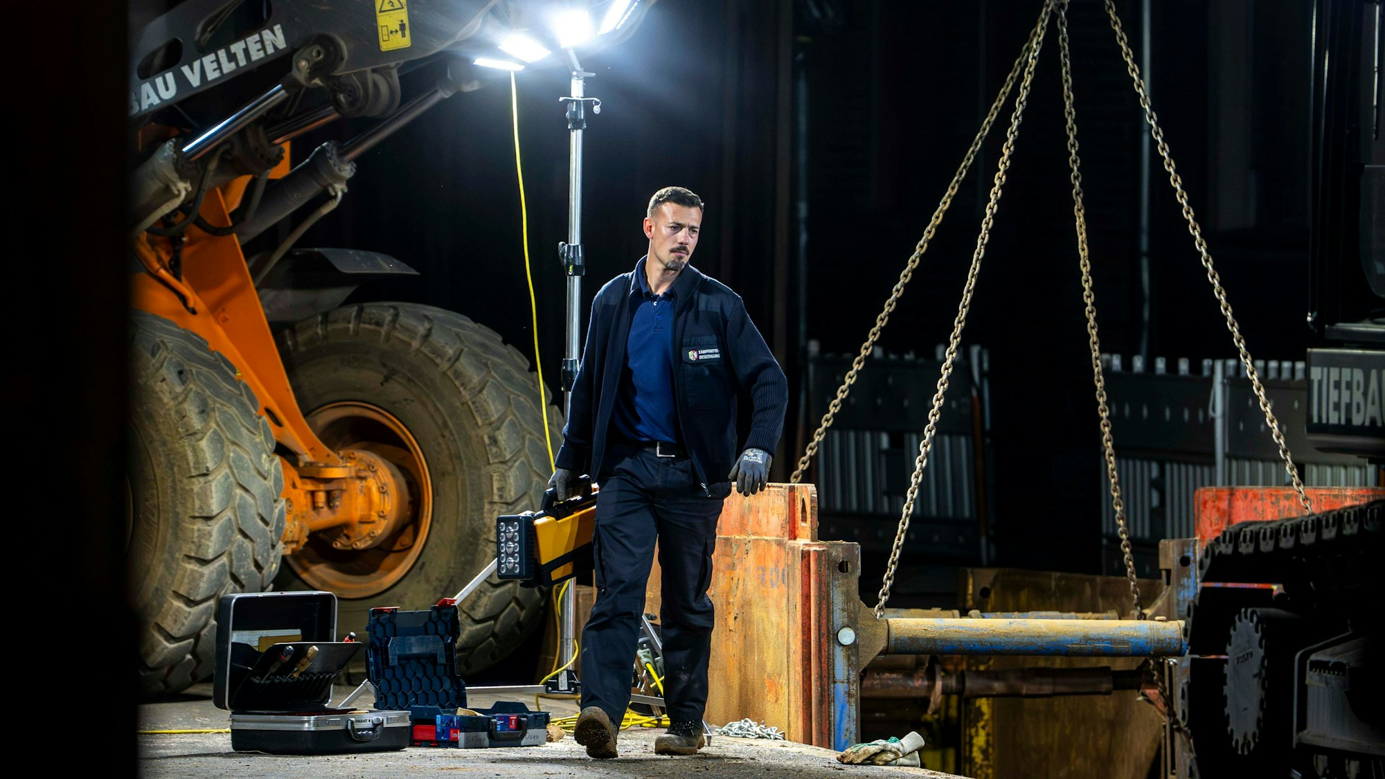 Das Bild zeigt einen Experten der Kampfmittelbeseitigung der Bezirksregierung Düsseldorf an der Einsatzstelle.