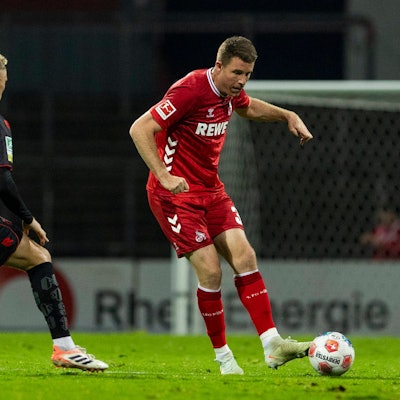 Fortuna Kölns Angreifer Timo Bornemann (l.) läuft Dominique Heintz (r.) vom 1. FC Köln an