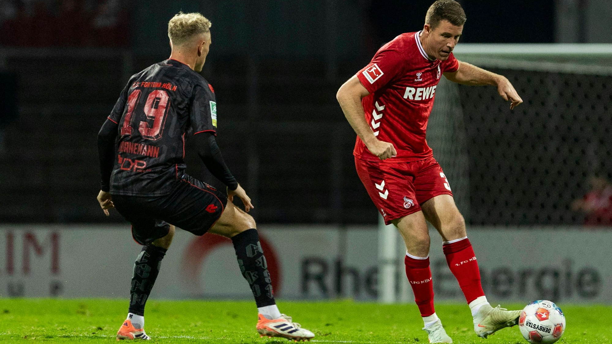 Fortuna Kölns Angreifer Timo Bornemann (l.) läuft Dominique Heintz (r.) vom 1. FC Köln an