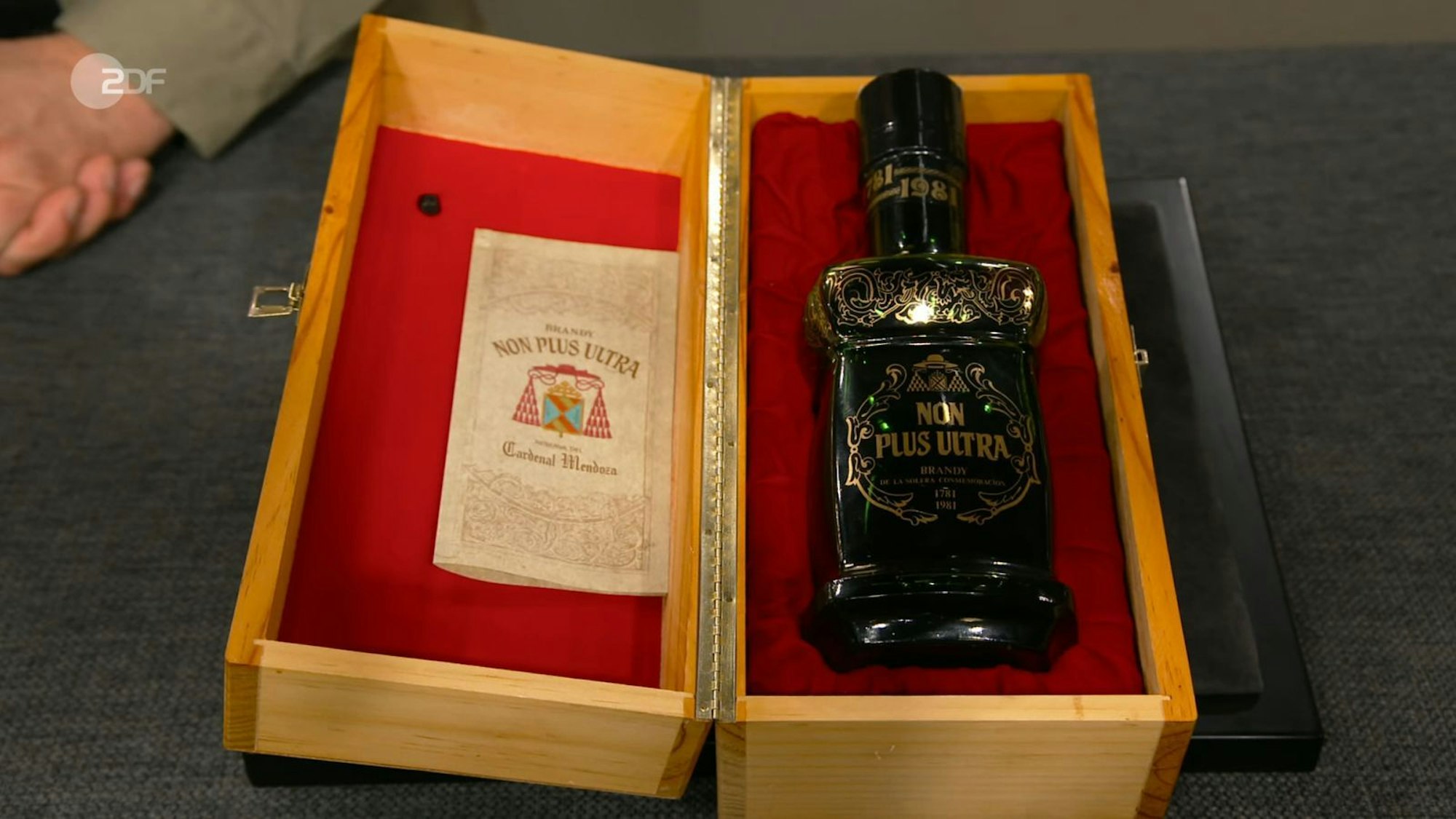 Die Flasche war nicht nur edel verpackt, sondern laut Experte Sven Deutschmanek auch bis zu 300 Euro wert. (Bild: ZDF)