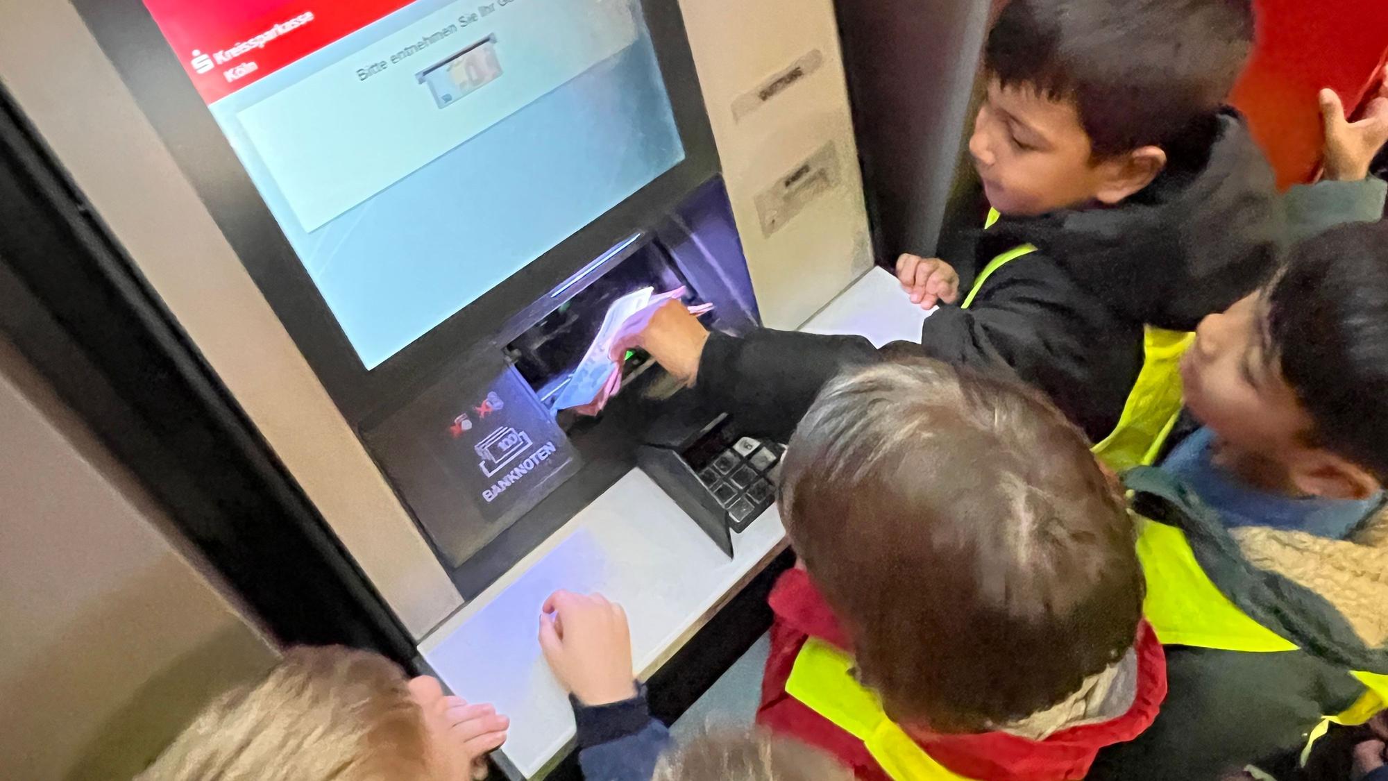 300 Euro in Scheinen konnten die Kinder aus dem Geldautomaten herausholen.