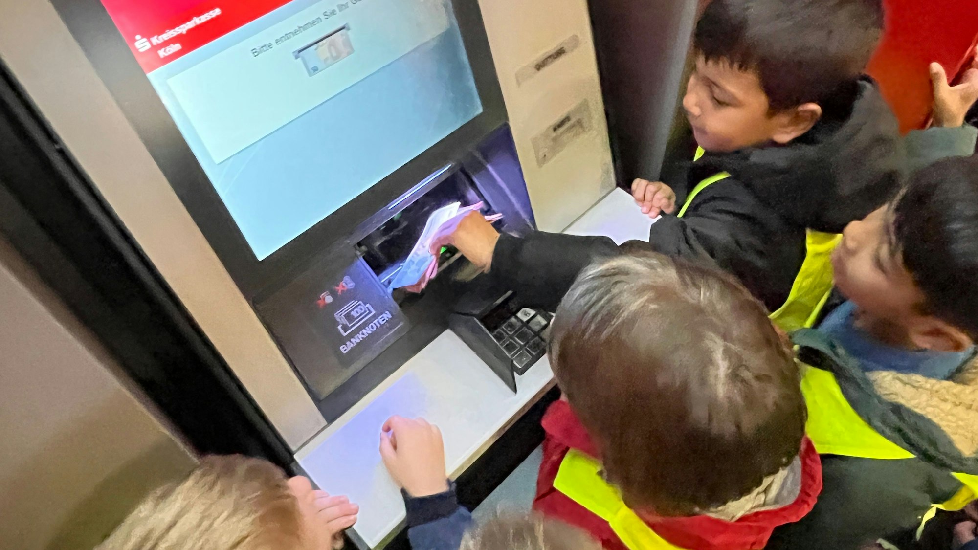 300 Euro in Scheinen konnten die Kinder aus dem Geldautomaten herausholen.