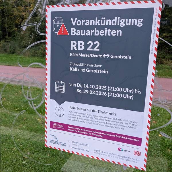 Am Bahnhof in Nettersheim weist ein Plakat auf eine bevorstehende Streckensperrung der Bahnlinie wegen Bauarbeiten hin.