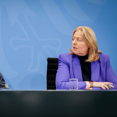 Bundeskanzler Friedrich Merz (CDU) und Bärbel Bas (SPD), Bundesministerin für Arbeit und Soziales und SPD-Parteivorsitzende, geben eine Pressekonferenz. (Archivbild)