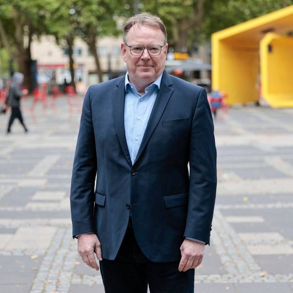 Torsten Burmester (SPD), der sozialdemokratische Kandidat für das Amt des Oberbürgermeisters von Köln, steht auf dem Neumarkt. Die offene Drogenszene auf dem Neumarkt ist eines der Probleme der Rheinmetropole. +++ dpa-Bildfunk +++