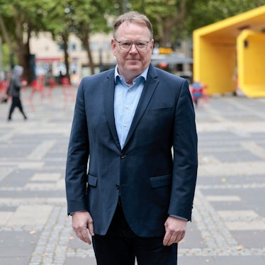 Torsten Burmester (SPD), der sozialdemokratische Kandidat für das Amt des Oberbürgermeisters von Köln, steht auf dem Neumarkt. Die offene Drogenszene auf dem Neumarkt ist eines der Probleme der Rheinmetropole. +++ dpa-Bildfunk +++