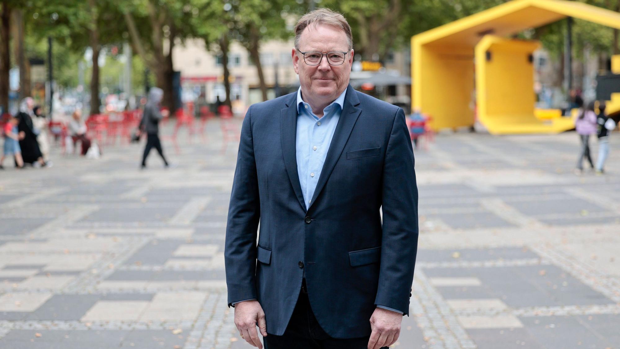 Torsten Burmester (SPD), der sozialdemokratische Kandidat für das Amt des Oberbürgermeisters von Köln, steht auf dem Neumarkt. Die offene Drogenszene auf dem Neumarkt ist eines der Probleme der Rheinmetropole. +++ dpa-Bildfunk +++