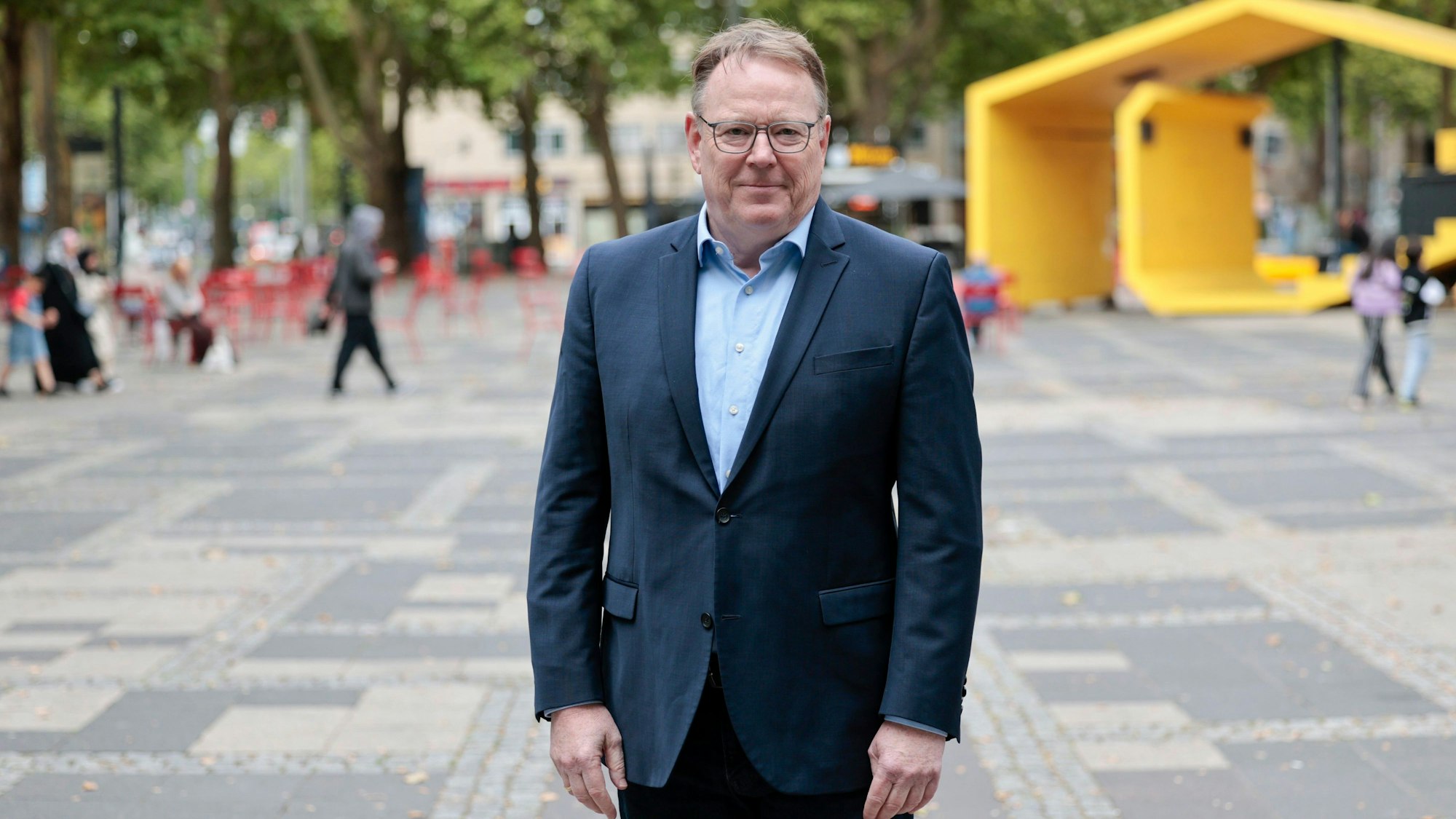 Torsten Burmester (SPD), der sozialdemokratische Kandidat für das Amt des Oberbürgermeisters von Köln, steht auf dem Neumarkt. Die offene Drogenszene auf dem Neumarkt ist eines der Probleme der Rheinmetropole. +++ dpa-Bildfunk +++