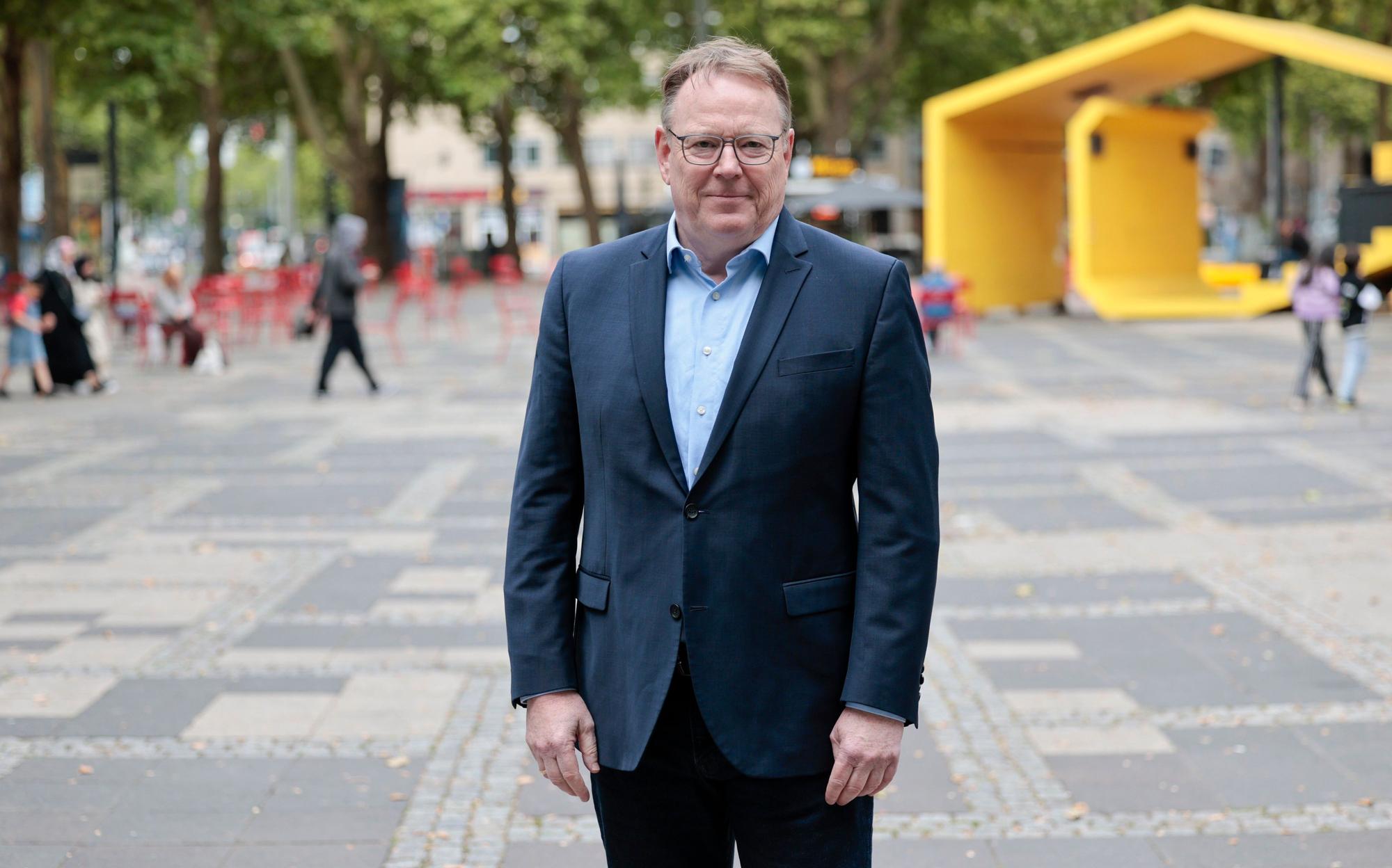 Torsten Burmester (SPD), der sozialdemokratische Kandidat für das Amt des Oberbürgermeisters von Köln, steht auf dem Neumarkt. Die offene Drogenszene auf dem Neumarkt ist eines der Probleme der Rheinmetropole. +++ dpa-Bildfunk +++