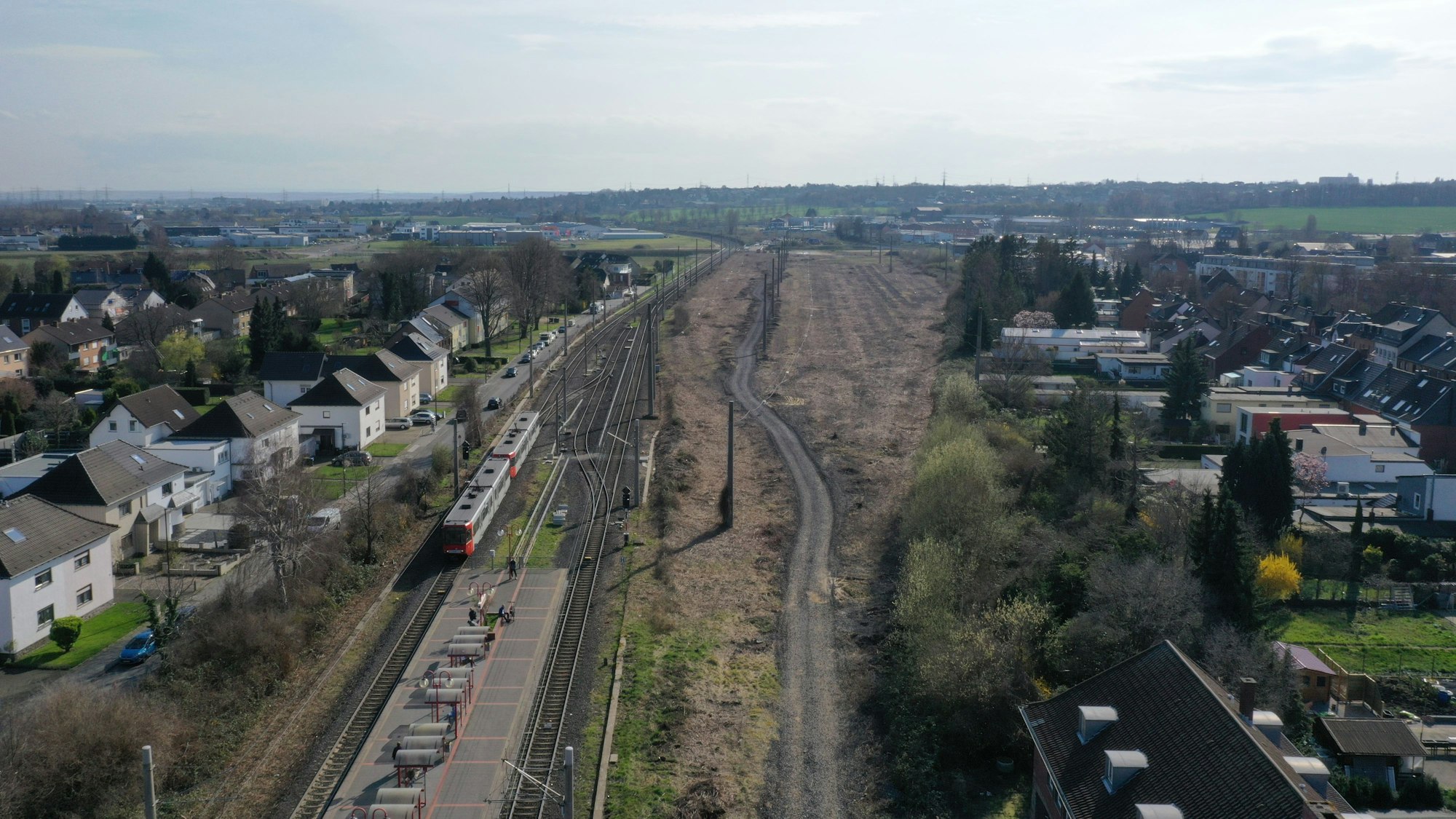 Das Luftbild zeigt die Brachfläche des alten Rangierbahnhofs neben den Stadtbahngleisen.