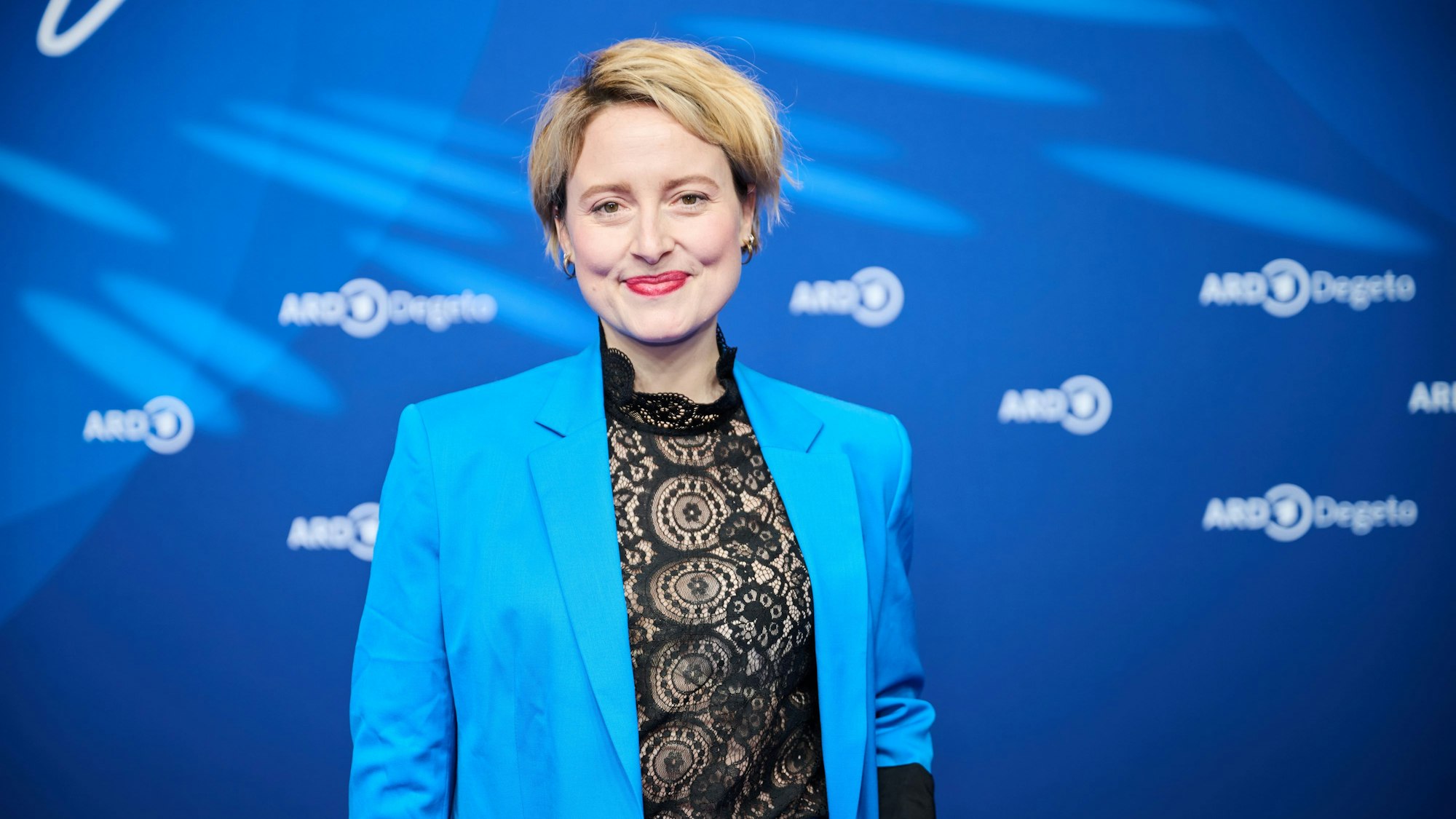 Wanda Perdelwitz posiert für Fotografen.