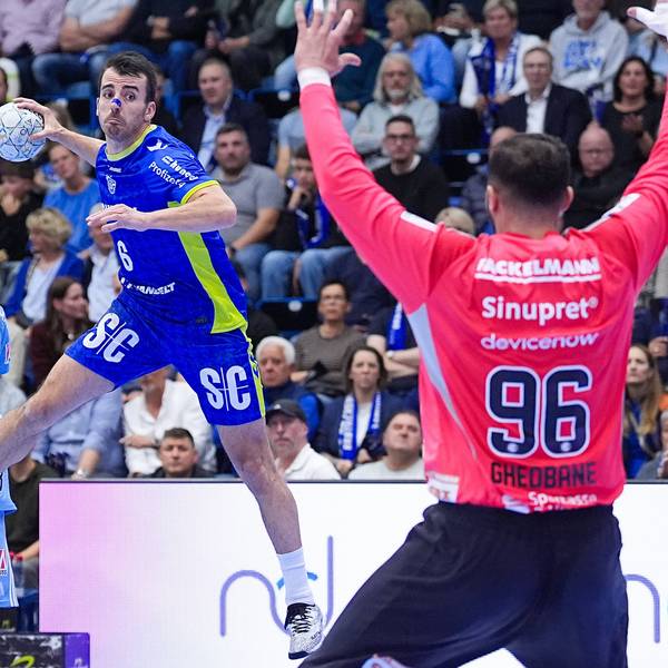 Milos Vujovic steigt zum Wurf.